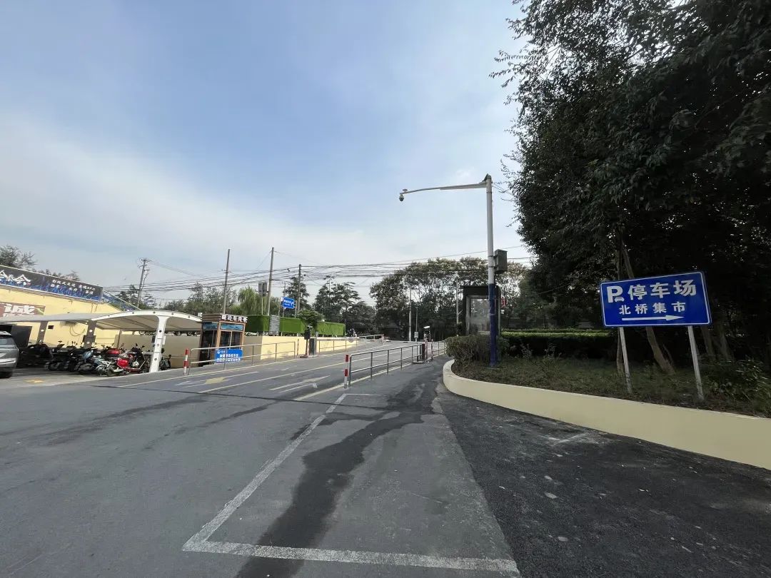 hth网页登录入口闵行这个集市新增150个停车位1小时内免费！(图1)