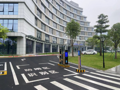 华体会·中国新建商业、社区楼盘的停车场怎么选购道闸系统？这三款口碑好(图1)