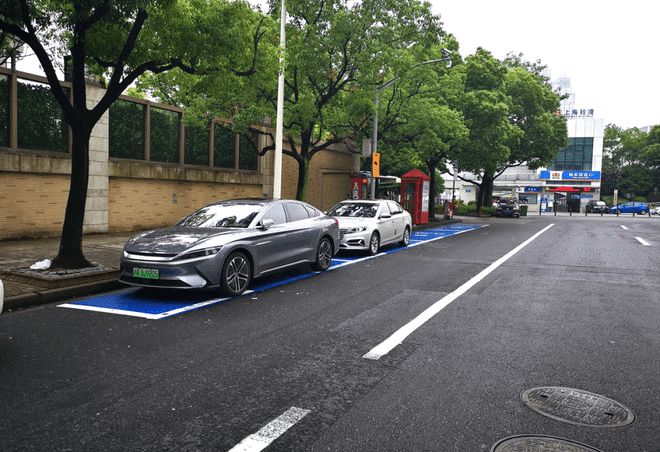 华体会·中国好消息！上海首条无人收费智能化道路停车场！自动计时、自助缴费(图2)